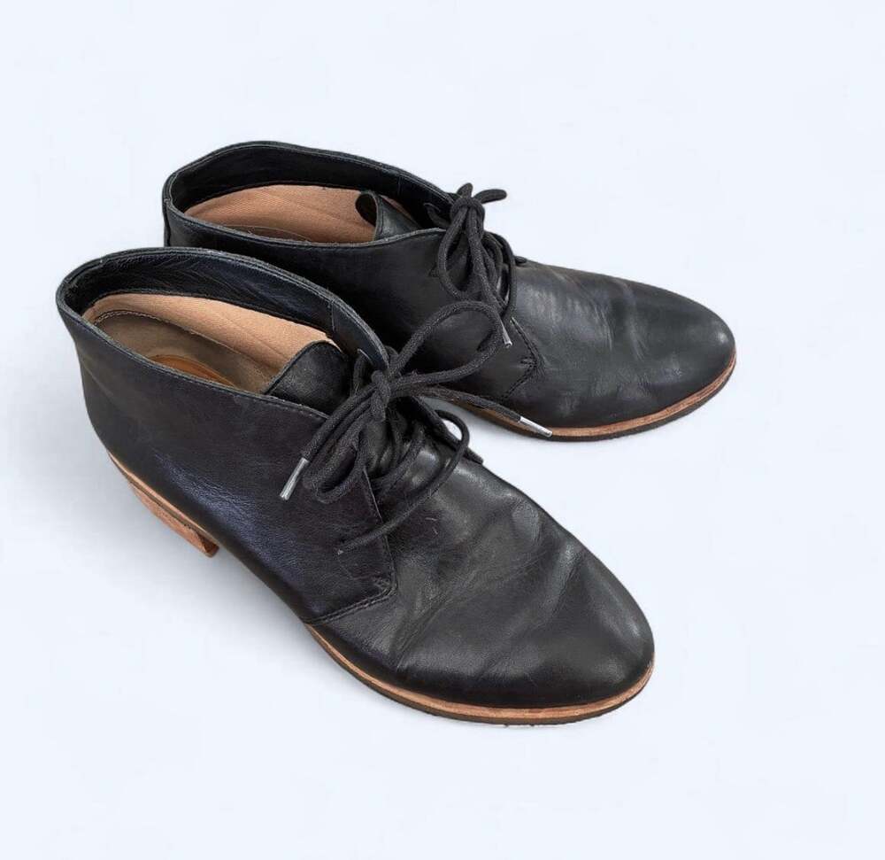 Clarks Black Leather Heeled Ankle Booties Lace Up Chunky Heel Size 9.5 EUC